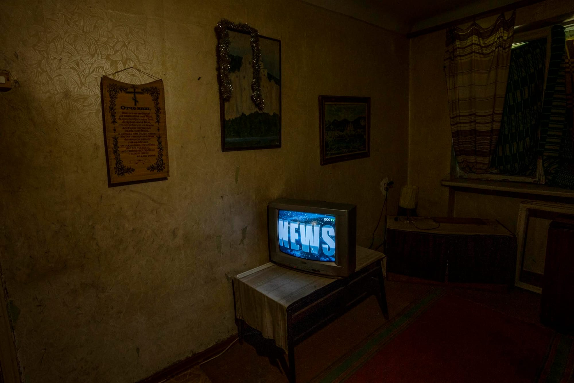 2022年7月6日，烏克蘭東部克拉馬托爾斯克，獨居並拒絕撤離的 70 歲老人在公寓裡看電視新聞。