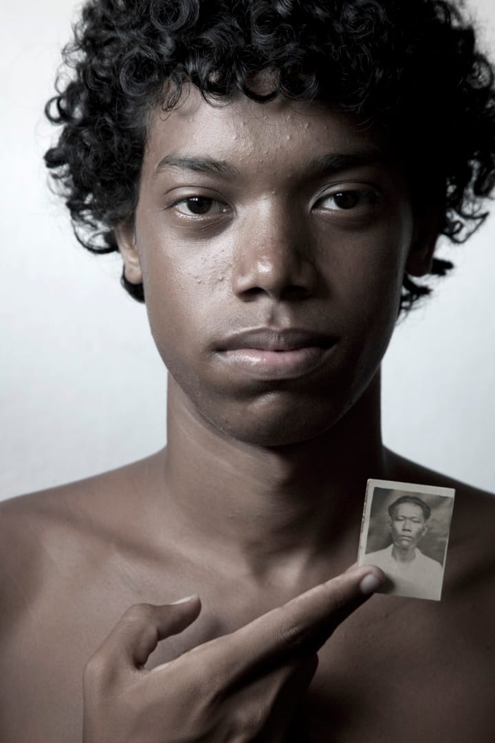 何秋兰的孙子方英唱 Yamil Antonio Fong。