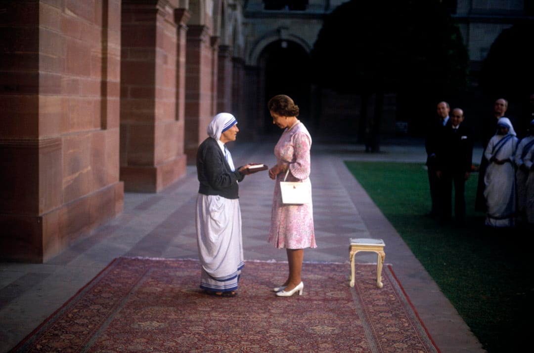 1983年11月24日，印度新德里，英女王伊莉莎白二世向德蘭修女頒發功績勳章。