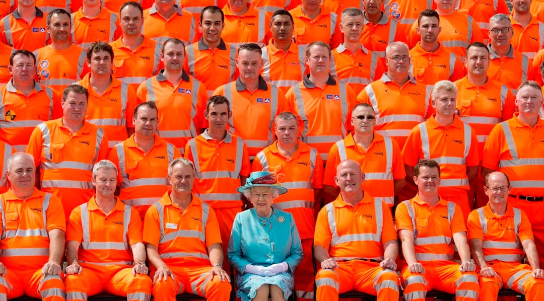 2014年7月17日，英國雷丁市，英女王伊莉莎白二世參觀雷丁鐵路工地後與工程人員合照。