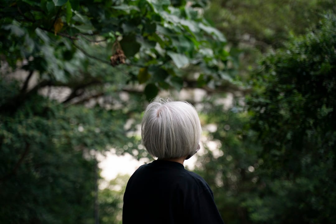 桂蓮（化名）說，雄輝（化名）過世前跟她數算在地盤要上落多少層樓，「1層、2層、3層……一天來回都要走40層樓。但是他那時真的沒有說什麼，他只是說腳軟而已……」