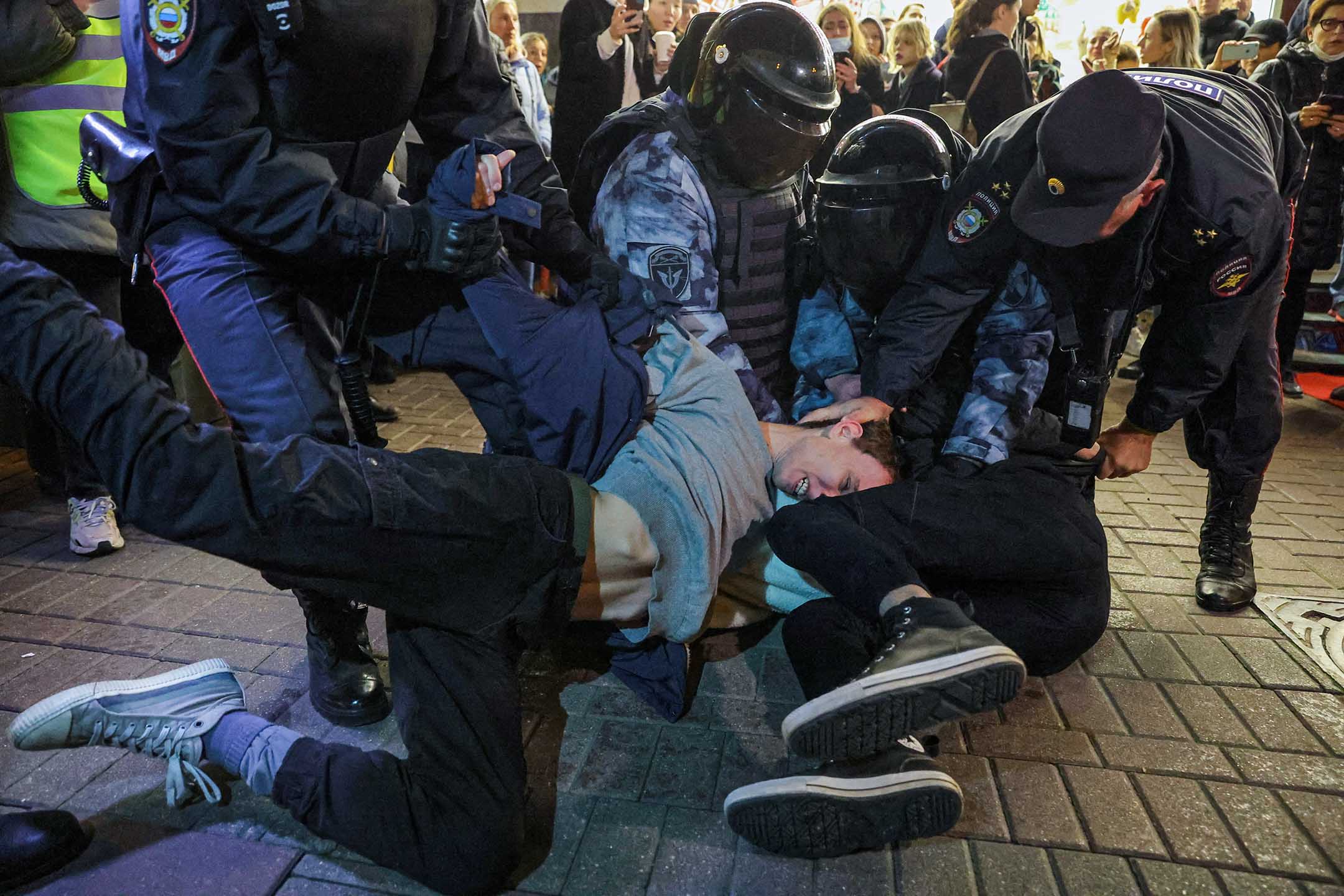 2022年9月21日，俄罗斯莫斯科，反对派示威者抗议总统普京下令征召30万预备役，警察在一次未经批准的集会上拘捕一名男子。