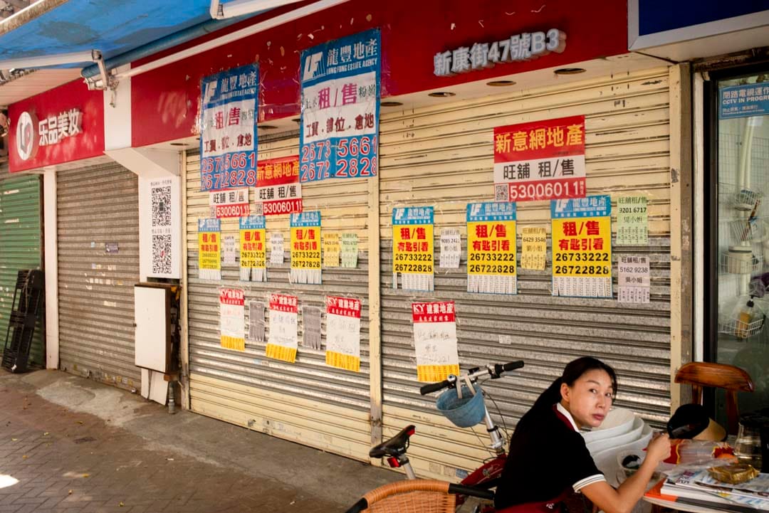 疫情爆发以来，上水石湖墟过往依赖水货客赚钱的商店已陆续倒闭。