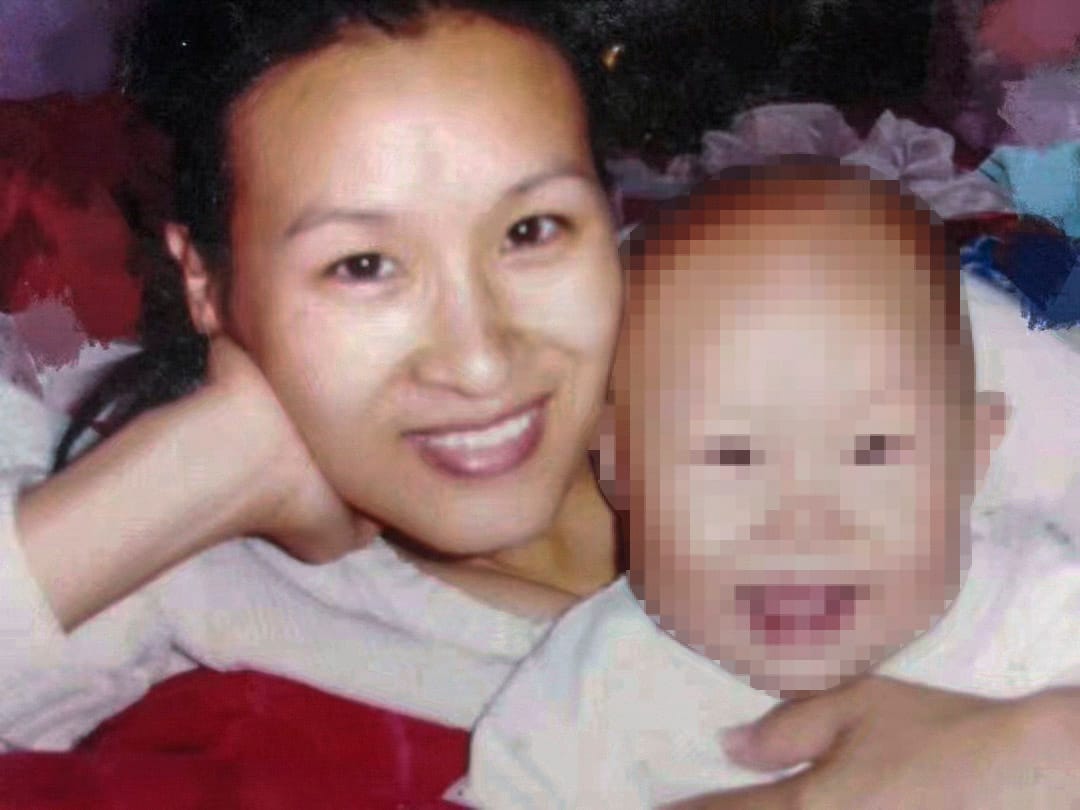 徐建英和孩子﹐拍攝於12年前。