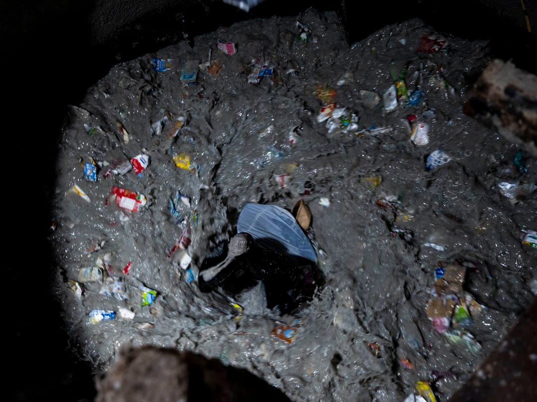 回收物運至高處，便會跌到巨大的碎漿缸。碎漿缸像攪拌機，利用水力把紙中的纖維散開。