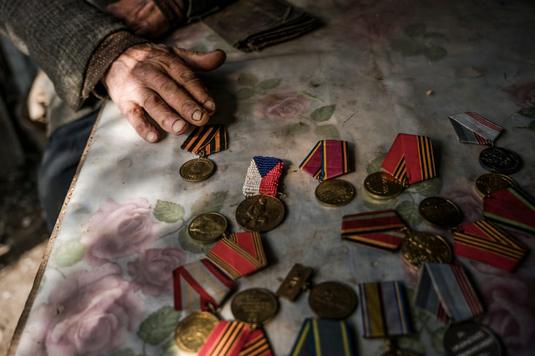 2022年5月9日，烏克蘭一名99歲的二戰老兵展示他所獲得的的徽章。