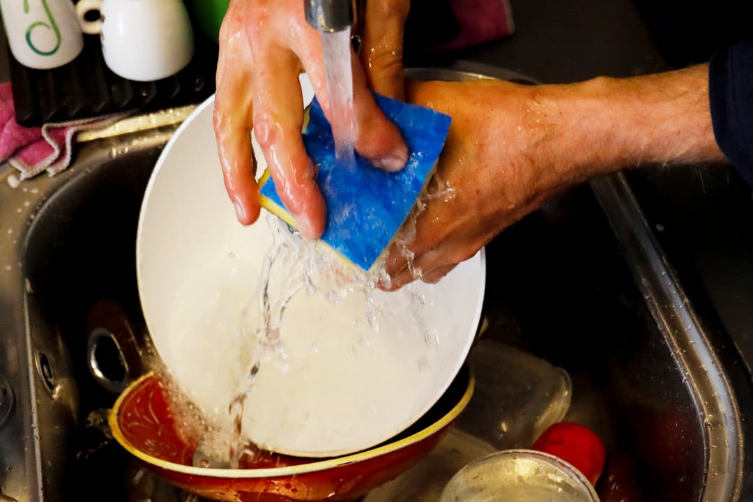 一个人在厨房洗碗。