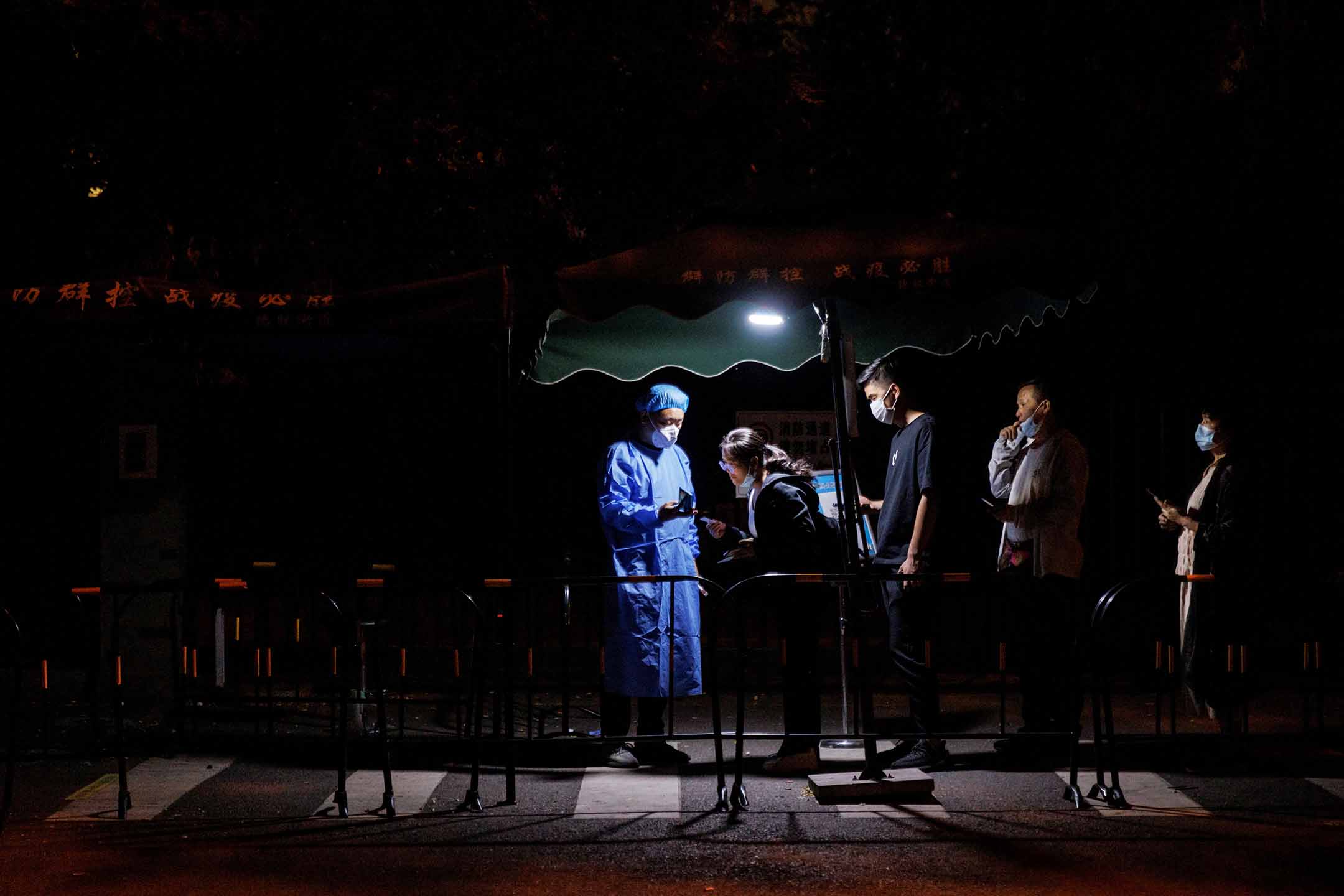 2022年9月19日，北京，人們在核酸檢測站前排隊。