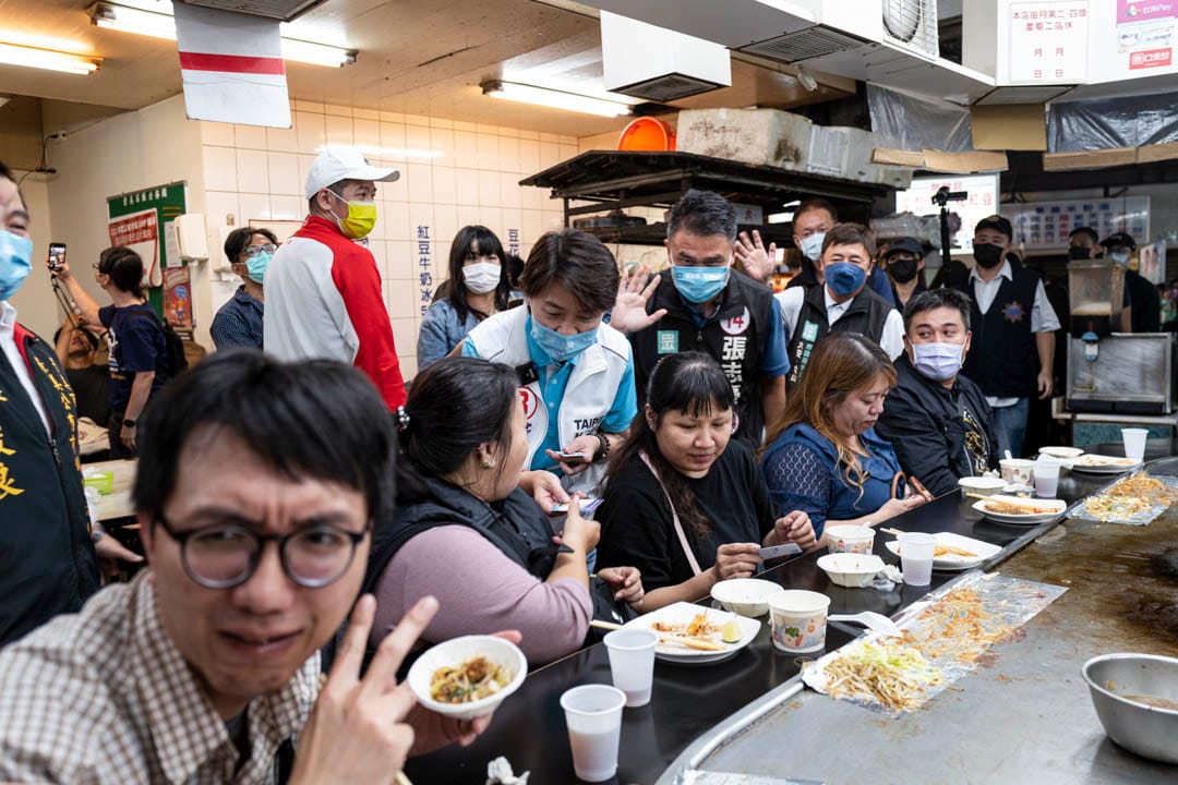 2022年11月22日，台北市市長候選人黃珊珊到景美夜市掃街拜票，走入一間食肆派發宣傳品。