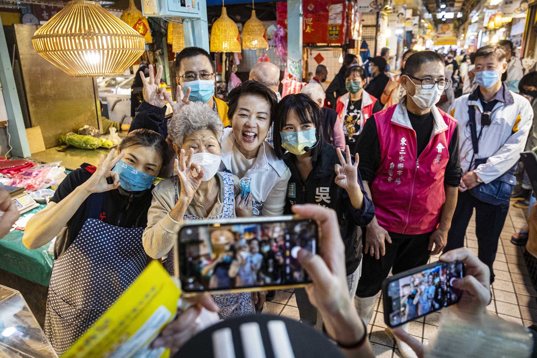 2022年10月18日，台北，黄珊珊到万华的市场扫街拜票。