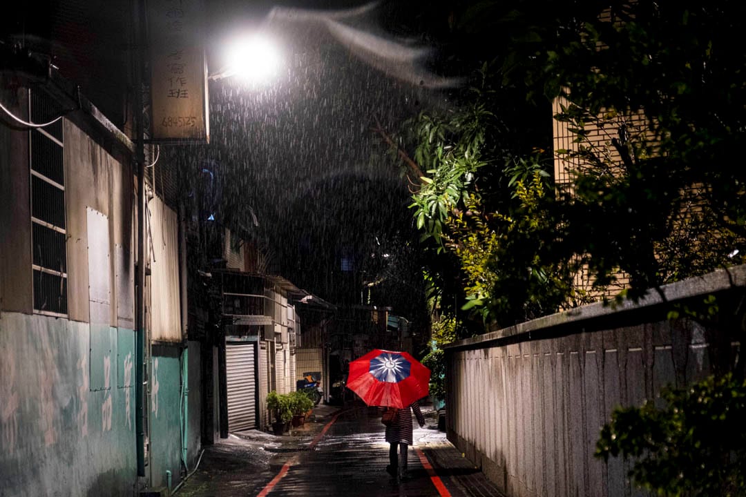 2022年10月19日，一名國民黨的支持者在參加造勢晚會後離開。