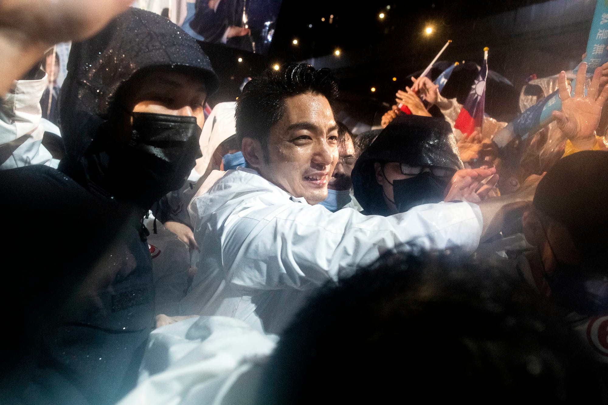 2022年11月25日，國民黨台北市候選人蔣萬安的選前之夜，大雨下進場。