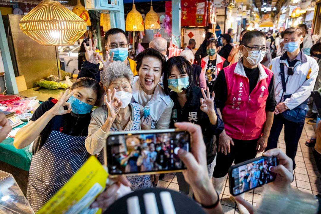 2022年10月18日，台北市市長候選人黃珊珊到萬華市場掃街拜票，其間跟市民合照。