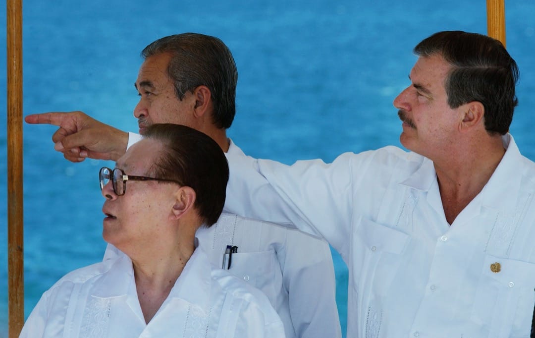 2002年10月27日,墨西哥南部海邊小鎮洛斯卡沃斯,中國國家主席江澤民連同墨西哥總統福克斯(右)和馬來西亞副首相巴達威(左上)及其他政要出席亞太經合組織會議閉幕儀式。