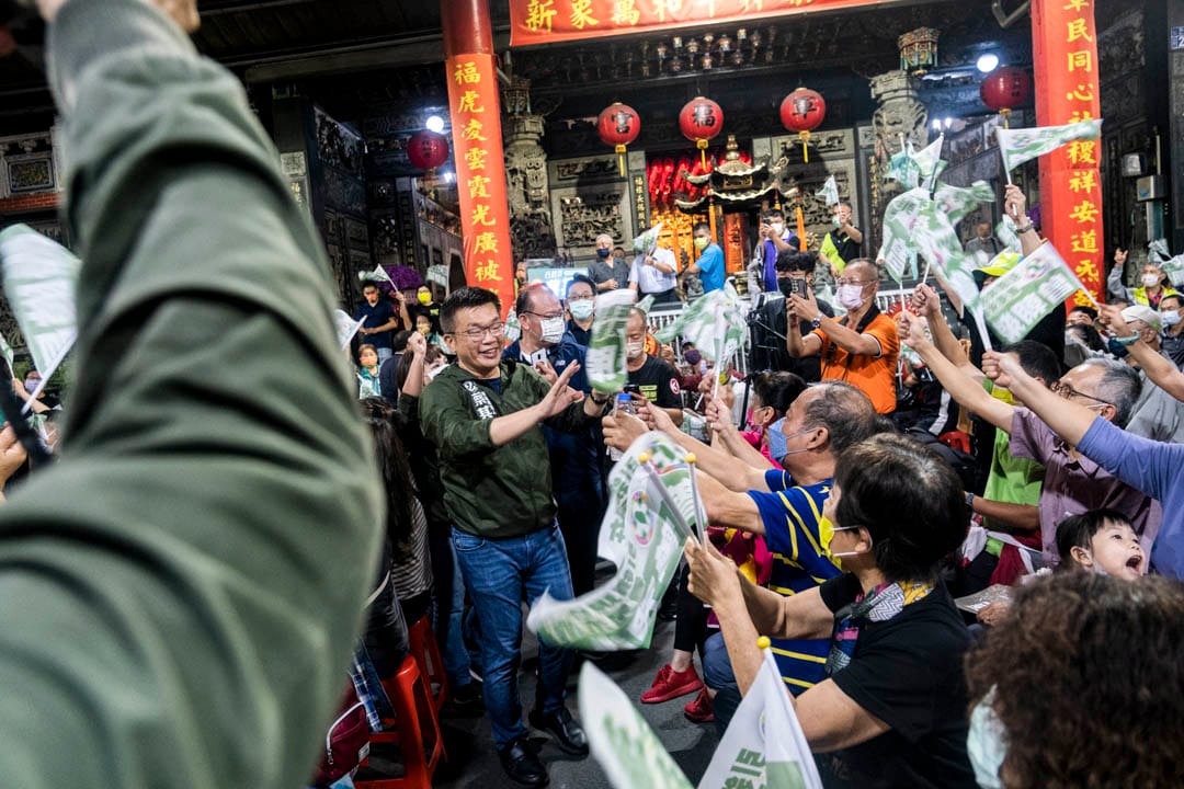 2022年11月8日，民進黨台中市市長候選人蔡其昌在宮廟舉行造勢活動，與支持者握手。