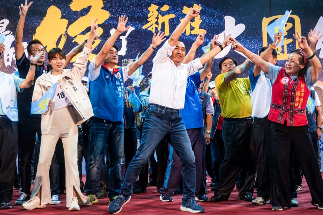 2022年11月20日，爭取連任的新北市市長侯友宜舉行造勢晚會，並在台上跳唱自己的競選宣傳歌。