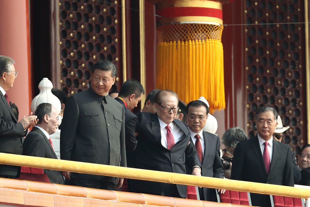 2019年10月1日,中國國慶七十周年,國家主席習近平、前國家主席江澤民、總理李克強和政協主席汪洋抵達俯瞰天安門廣場的閱兵儀式。