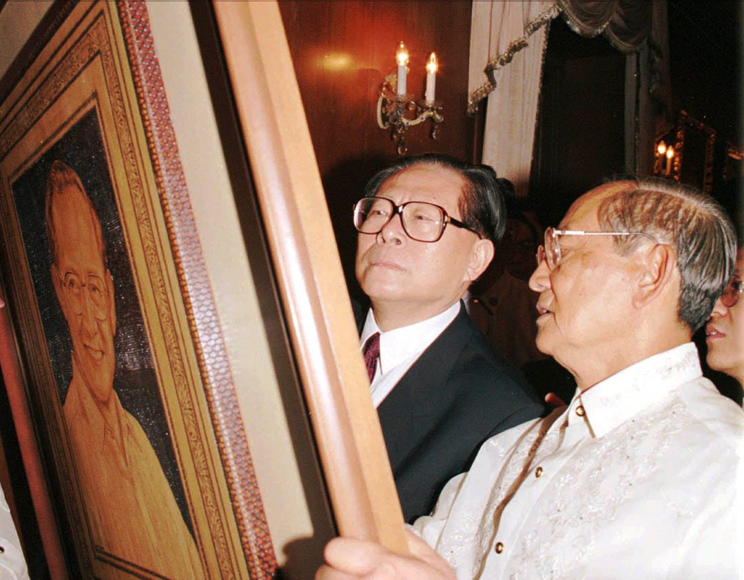 1996年11月26日,中國國家主席江澤民對菲律賓進行為期三天的國事訪問,與總統菲德爾·拉莫斯在總統府傾談。