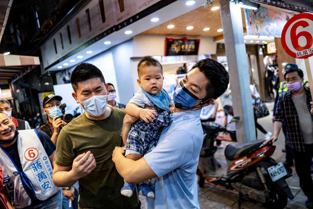 2022年11月21日，國民黨台北市市長候選人蔣萬安到西門町拜票，跟支持者合照。