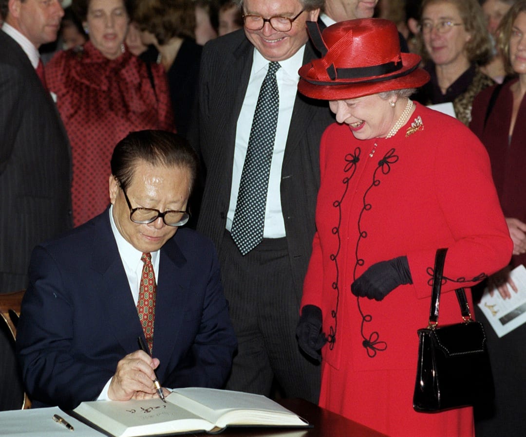 1999年10月21日,英國倫敦,英女王伊莉莎白二世與到訪的中國國家主席江澤民參觀大英博物館後簽署紀念冊。
