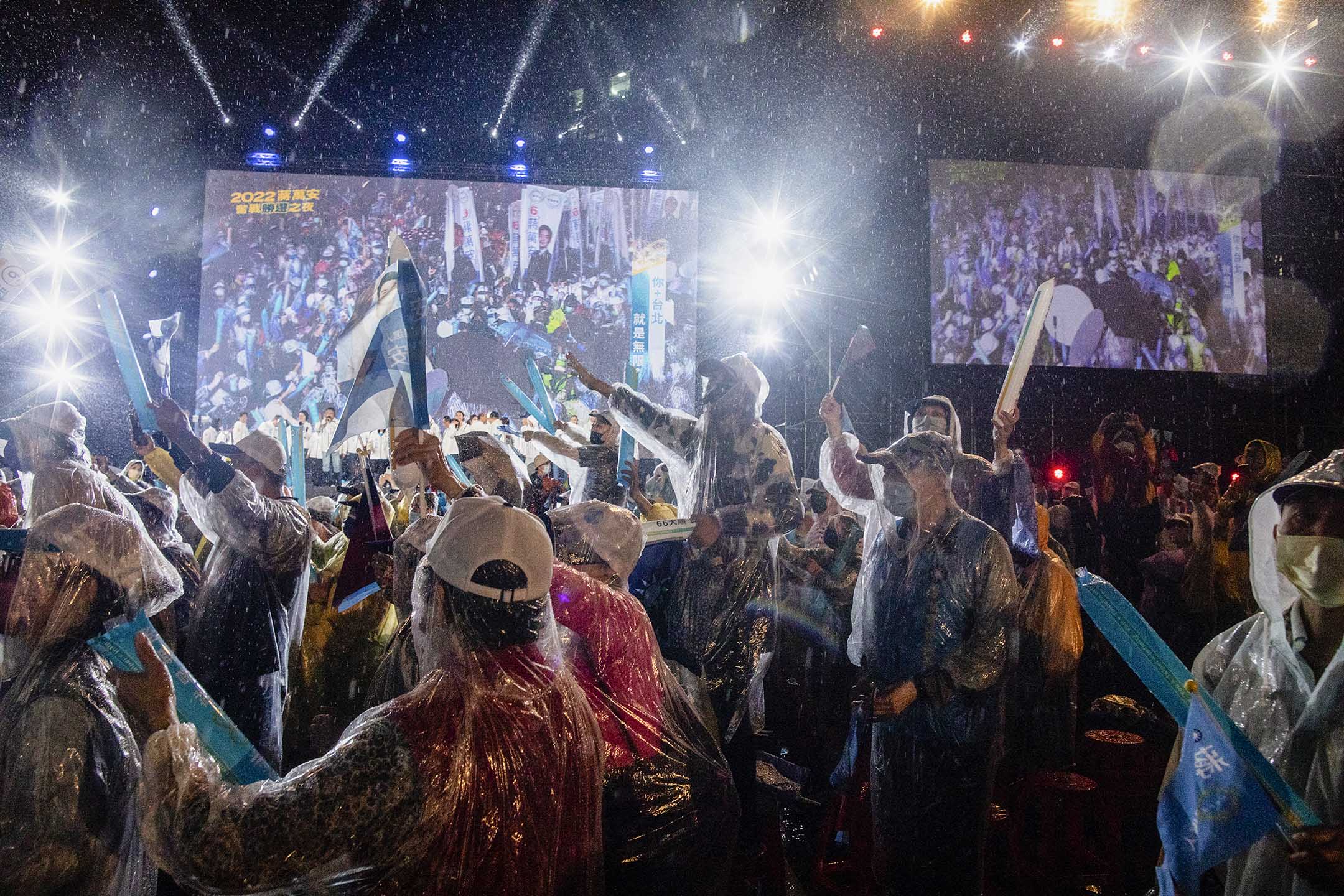 2022年11月25日，國民黨台北市候選人蔣萬安的選前之夜，大雨下支持者在打氣。