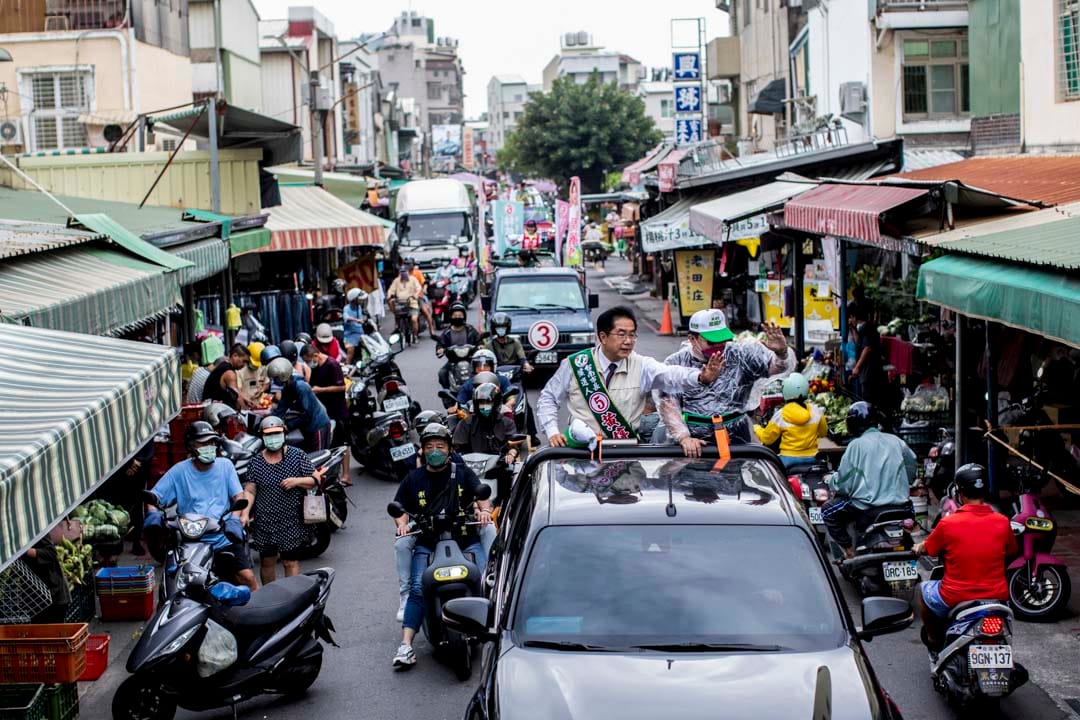 2022年11月22日，爭取連任的民進黨台南市長黃偉哲於下午發起車隊遊行，從228紀念公園出發。
