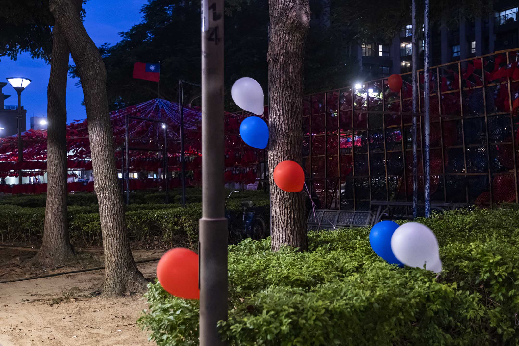 2022年10月9日，桃园，双十节期间，公园内挂上一些气球。