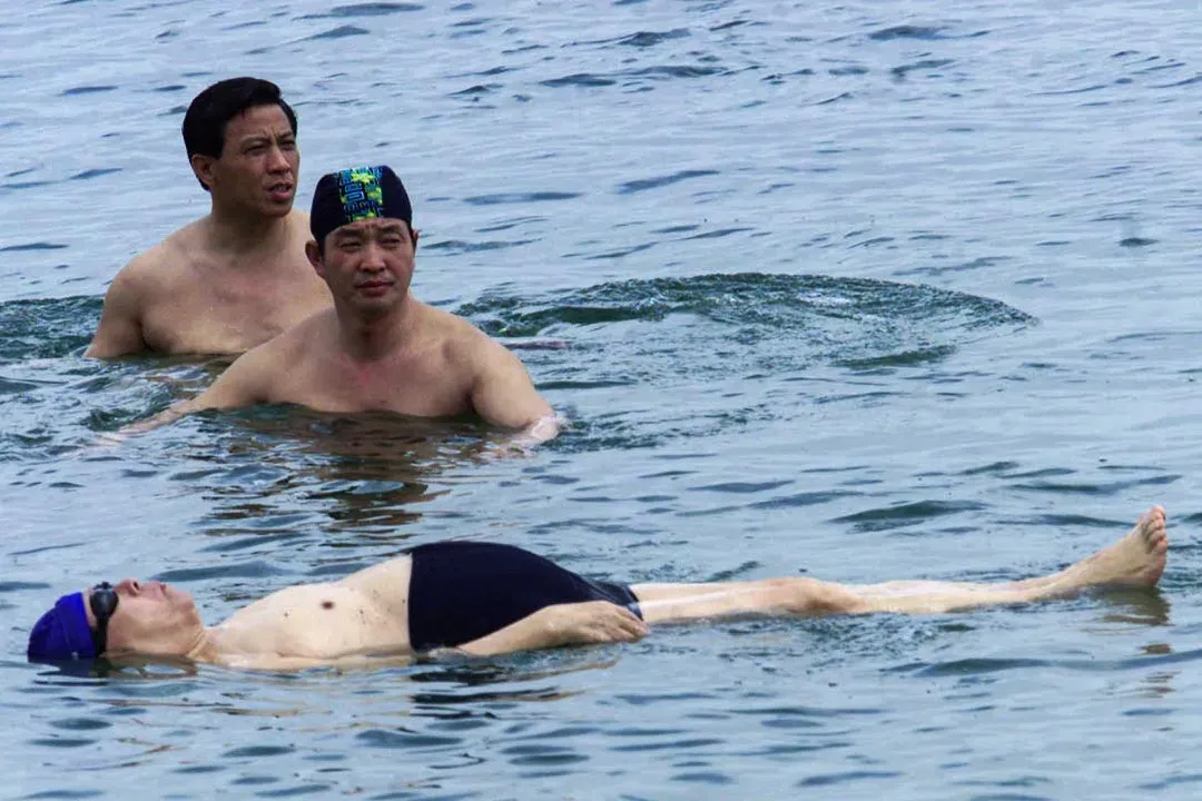 2000年4月14日,時任中國國家主席江澤民到訪以色列期間到死海游泳。