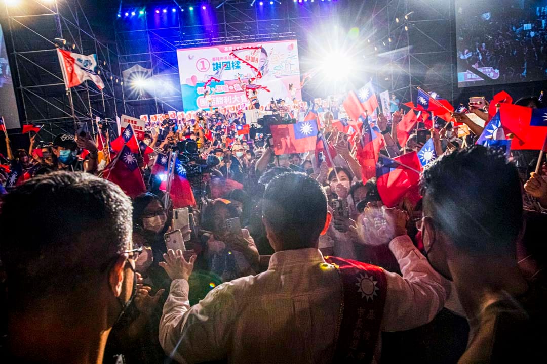 2022年11月17日，國民黨基隆市市長候選人謝國樑的造勢晚會，大進場期間支持者揮舞旗幟。