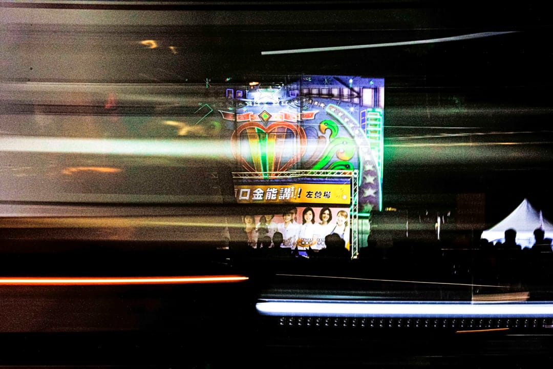 2022年10月20日，國民黨高雄市長候選人柯志恩舉行造勢活動，站在舞台車上演講。