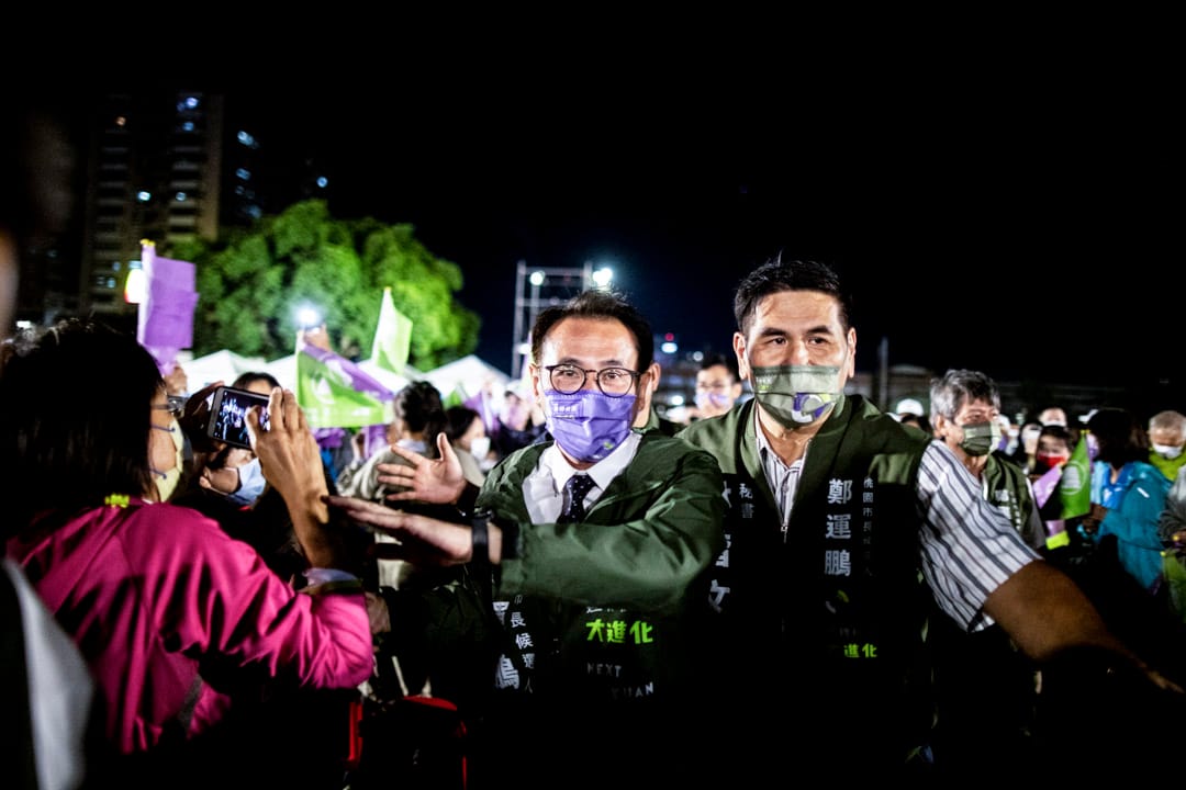 2022年11月20日，民進黨桃園市長候選人鄭運鵬舉行造勢大會，進場時接受群眾歡呼。