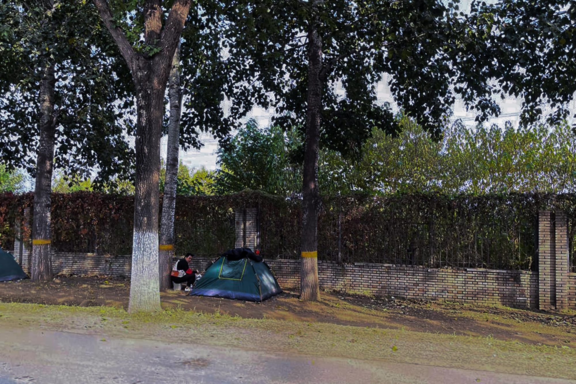 一名看守高壓電纜的人。