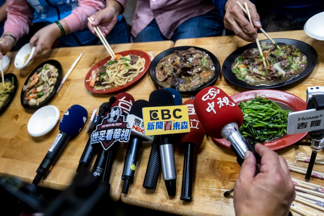 2022年11月24日，國民黨基隆市長候選人謝國樑在拜訪市場期間吃飯，傳媒放下咪高峰收音。