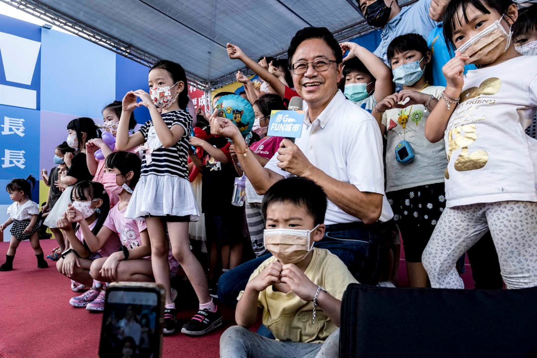2022年10月2日，桃園， 國民黨桃園市候選人張善政的造勢活動，小朋友站在台上與他合照。