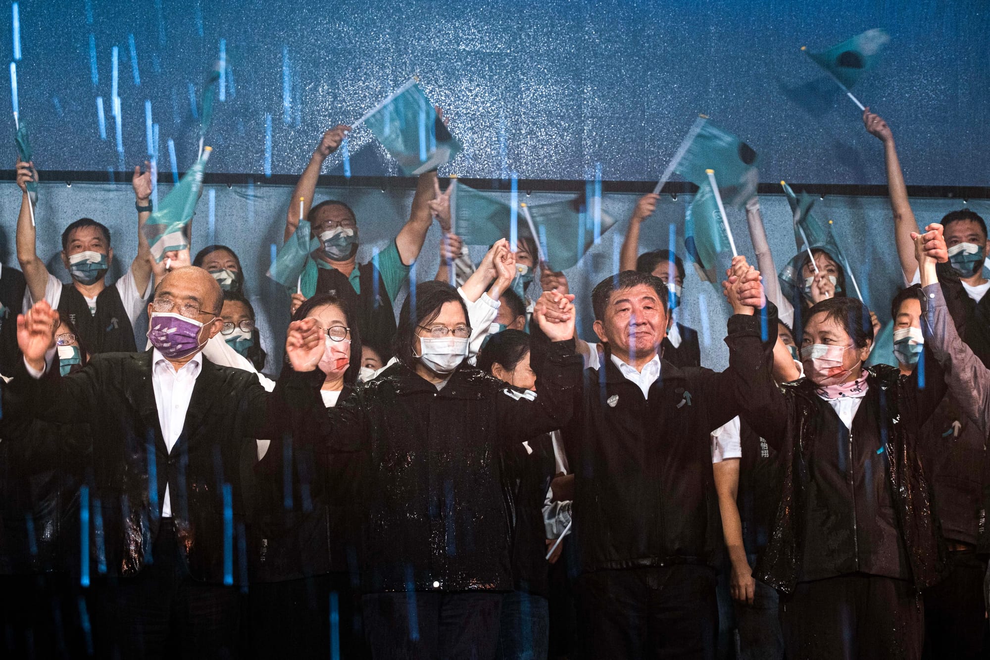 2022年11月25日，民進黨台北市候選人陳時中的選前之夜，陳時中在大雨下演講。