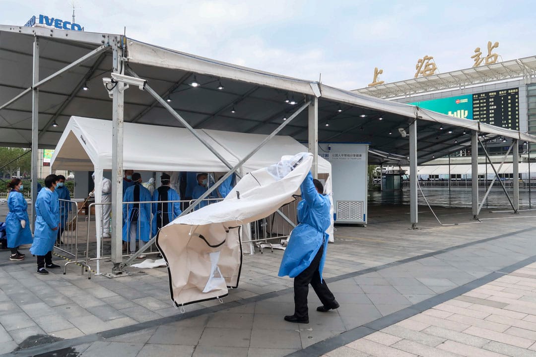 2022年12月8日,中国上海,工作人员拆除上海火车站的核酸检测区域。