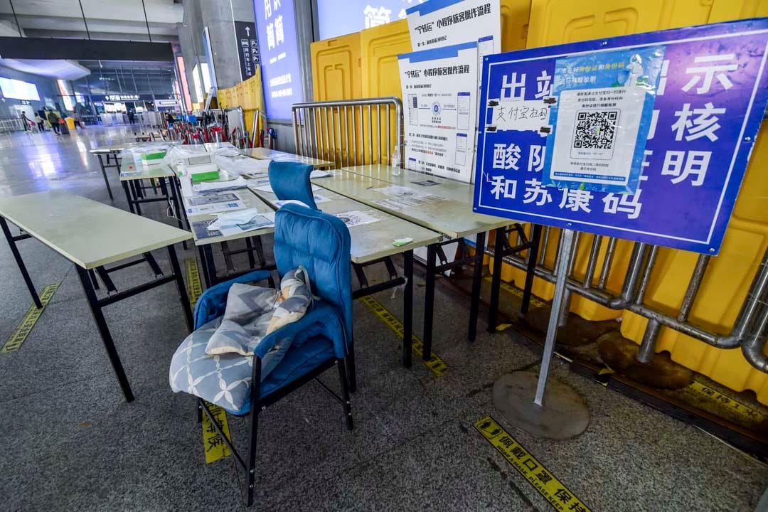 2022年12月7日,中国南京,高铁南京南站一个已停用的核酸检测采样点。