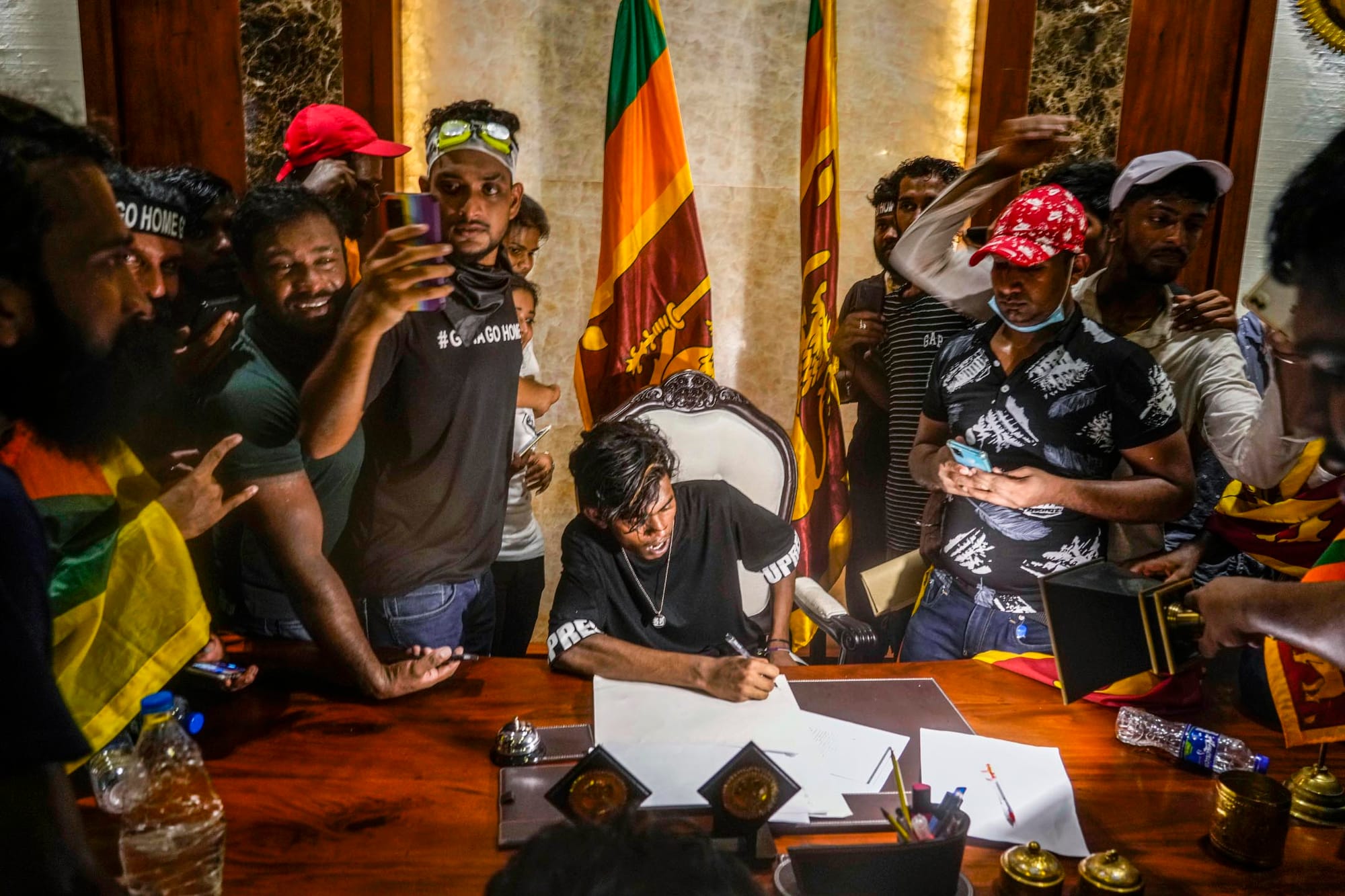 2022年7月13日，一名示威者冲进斯里兰卡总理威克瑞米辛赫 (Ranil Wickremesinghe) 的办公室，并坐在他的办公桌，斯里兰卡面对严重的经济危机，加上示威者不满政府管治，触发大型示威。