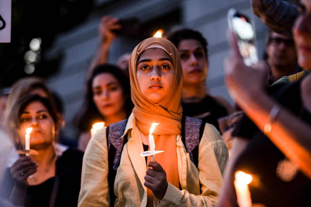 2022年9月23日，美國加州大學柏克萊分校，有民眾手持蠟燭，悼念被道德警察拘捕後死於拘留所的伊朗女生瑪沙·阿米尼（Mahsa Amini）。