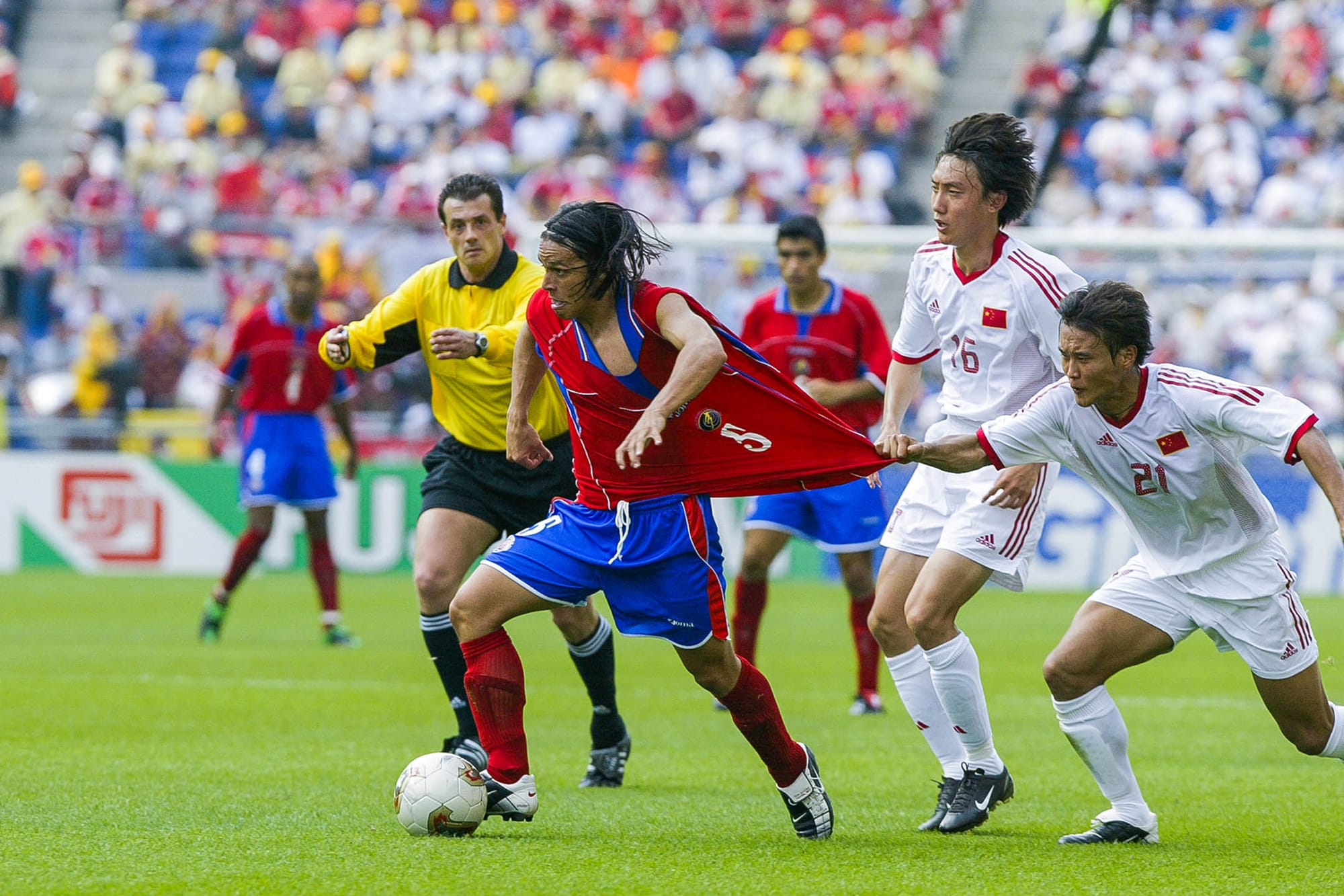 2002年6月4日，南韓，世界杯小組賽中，哥斯達黎加隊和中國隊對賽。