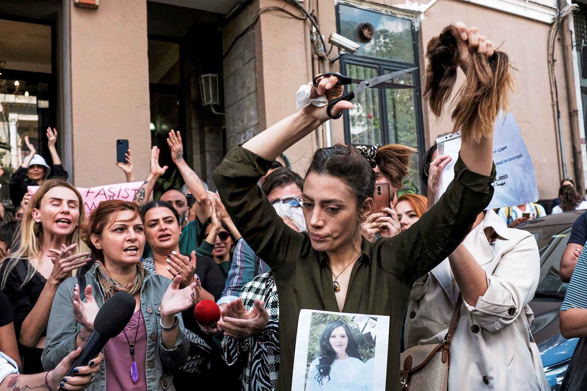2022年9月21日，一名居住在土耳其的伊朗妇女在伊斯坦布尔的伊朗领事馆外剪掉头发，为Mahsa Amini的死抗议。