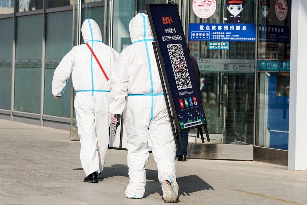 2022年12月8日,中国青海西宁市,工作人员在西宁火车站拆除二维码标志并拿走。