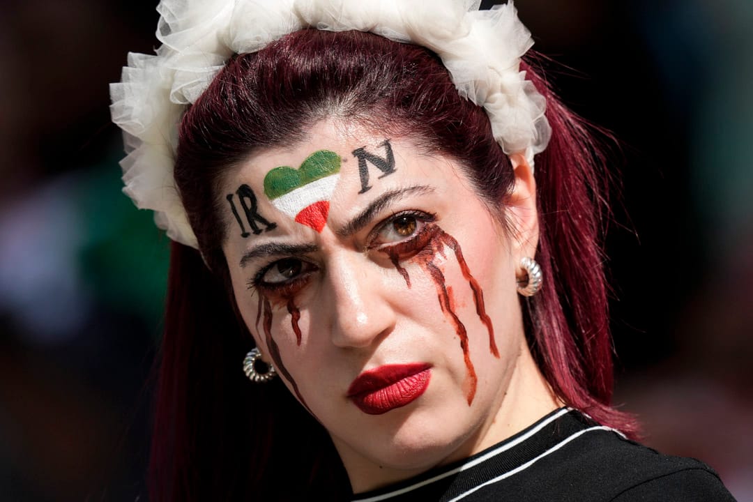 2022年11月25日，卡塔爾世界盃，伊朗對威爾斯的賽事，一名在觀眾席的伊朗隊支持者面上畫有支持伊朗女性運動的圖案。