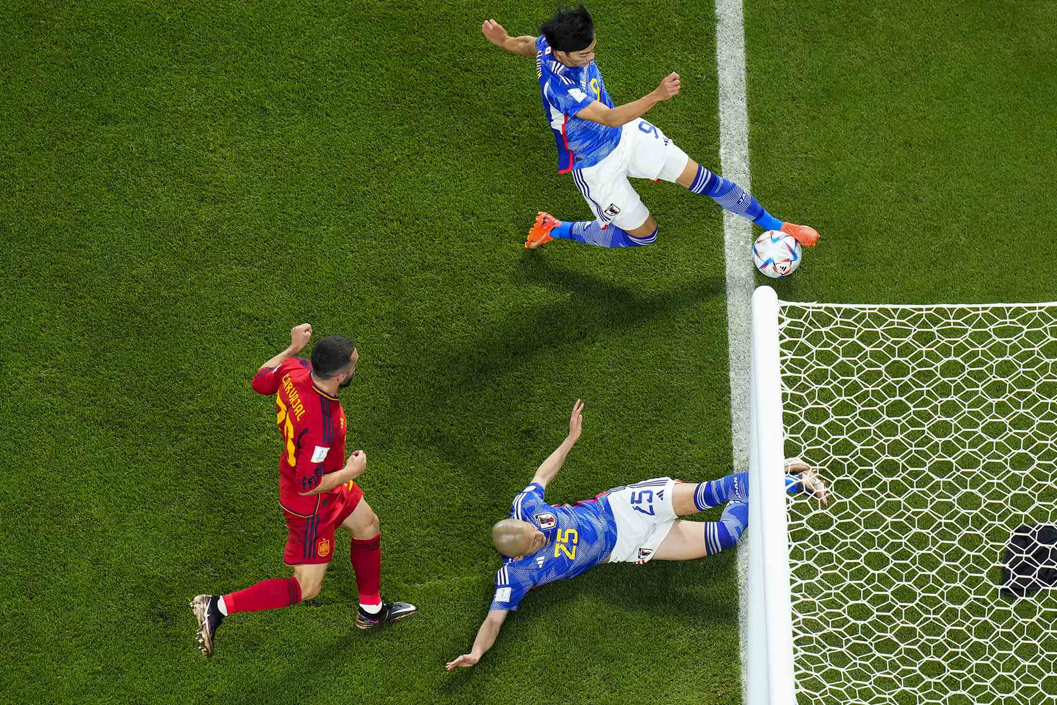 2022年12月1日，卡塔尔多哈世界杯，E组日本和西班牙的比赛中，日本队的Kaoru Mitoma将球由底线救出，协助日本队进球。