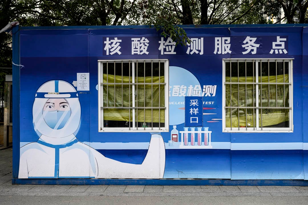 2022年12月7日,中国广州,一个刚停用的核酸采样工作站。