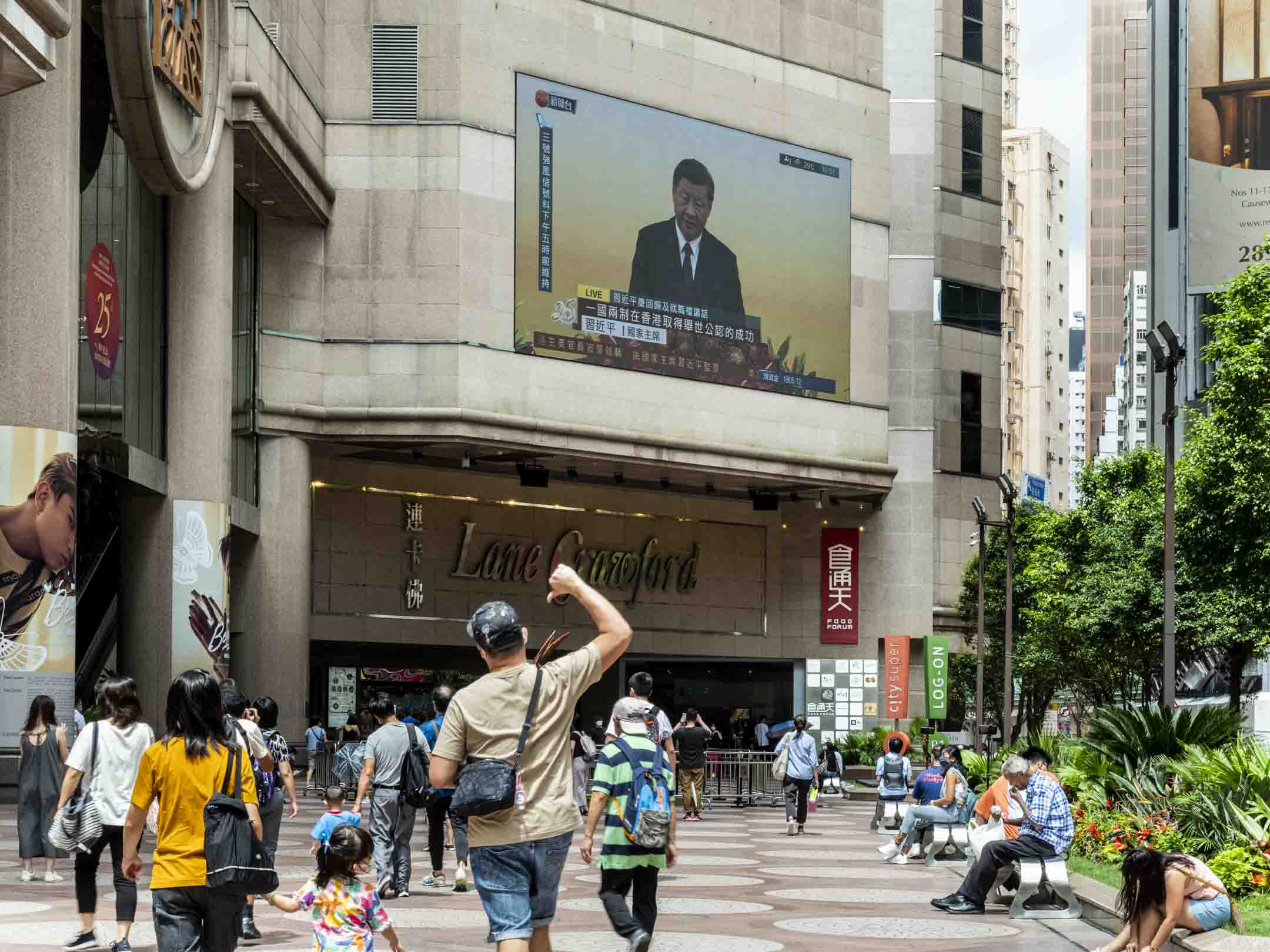 2022年7月1日，时代广场大电视全程直播国家主席习近平于回归25周年的演讲。