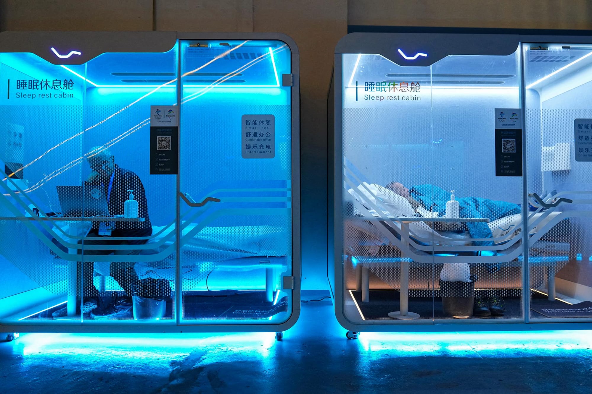 2022年2月6日，北京2022年冬季奥运会期间，人们在媒体中心设置的睡眠休息舱内休息。