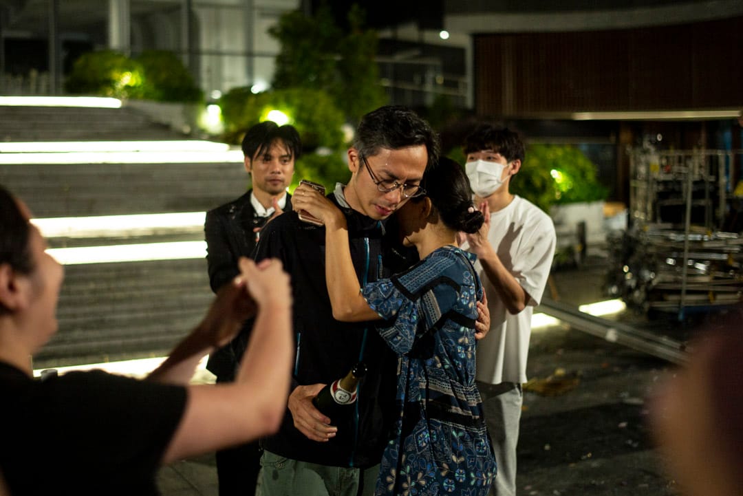 《1人婚礼》煞科晚上,导演周冠威在现场庆功并与太太拥抱。