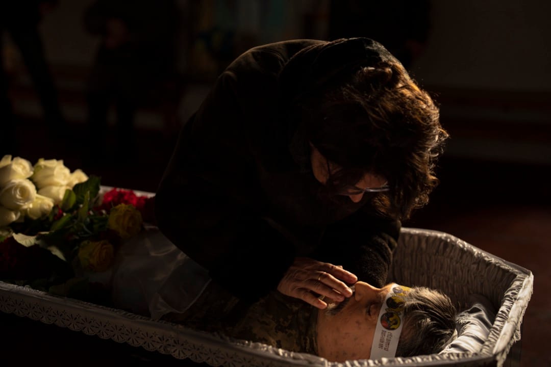 2023年2月16日，烏克蘭哈爾科夫，Natalya在丈夫Hennadii Kovshyk的喪禮上向他的遺體道別，他在烏克蘭東部的戰線中陣亡。