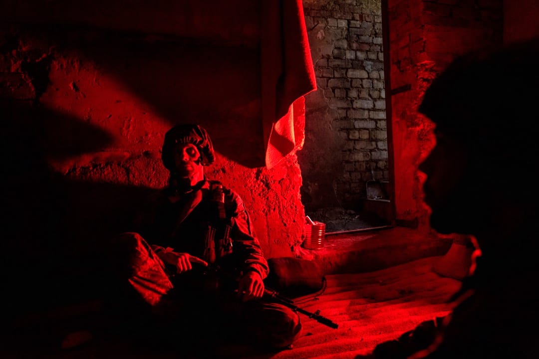 2022年7月12日，烏克蘭哈爾科夫，數名士兵在一個防空洞內找掩護。